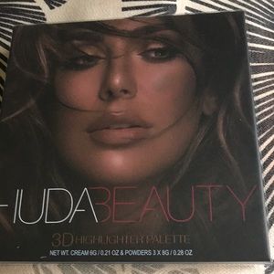 Brand new Huss beauty 3D highlighter palette